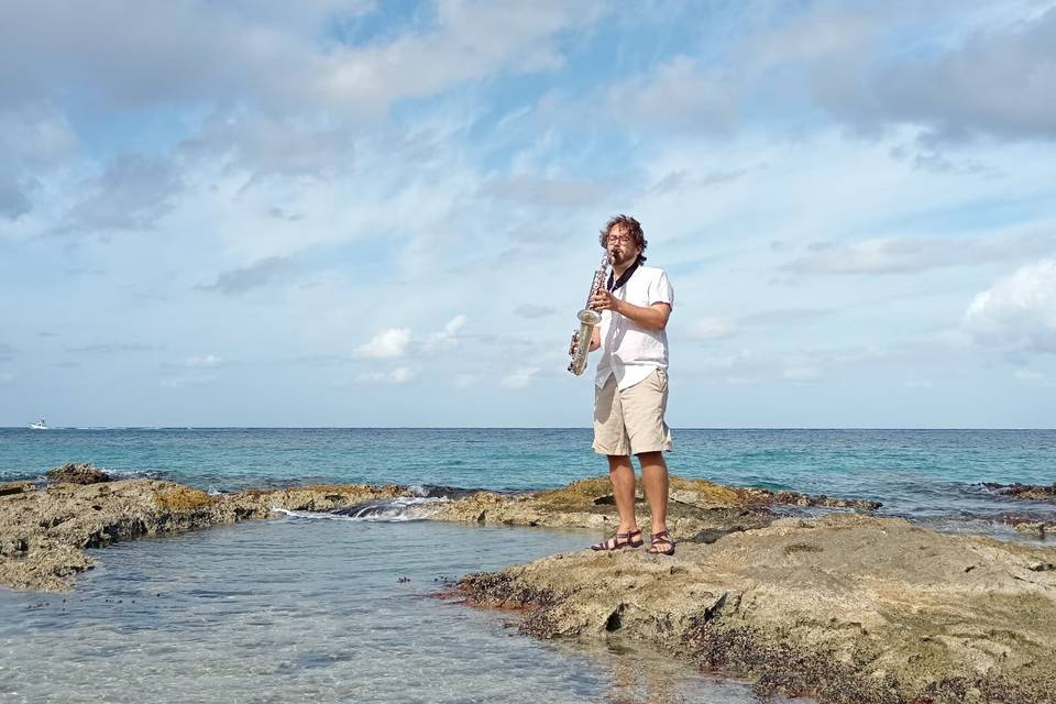 Tocando enfrente de la playa