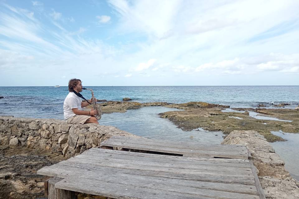 Tocando el saxofón en la playa