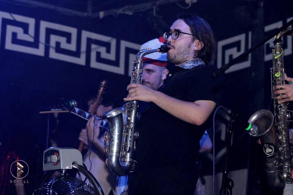 Tocando el saxofón en un escenario