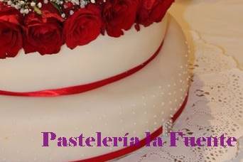 Pastel fondant boda rojo