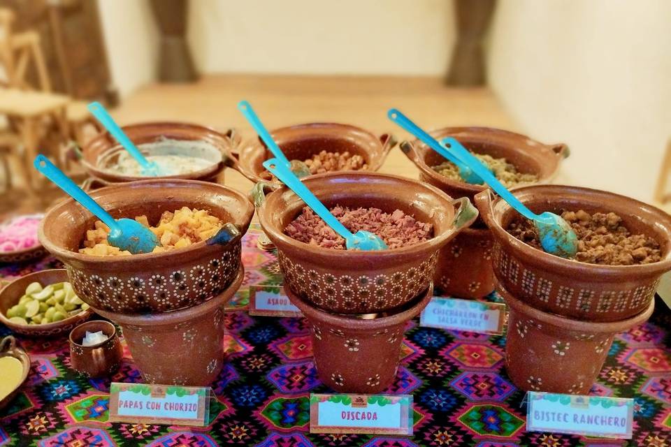 Comida en cazuelas de barro