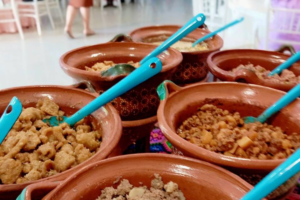 Picadillo, chicharrón en salsa verde en cazuelas