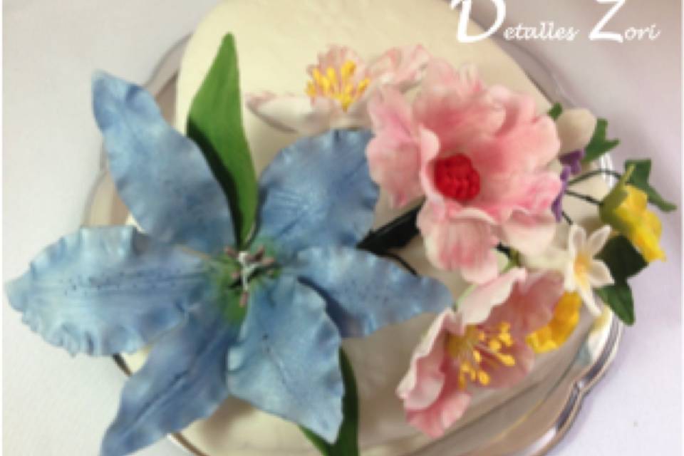 Pastel con flores comestibles