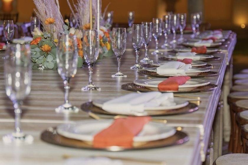 Mesa con copas de cristal