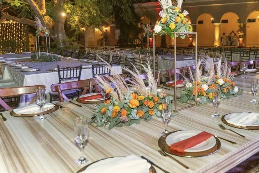 Mesa montada con arreglo floral naranja