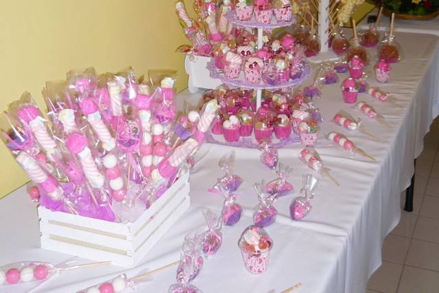 Mesa de dulces en tonos rosas