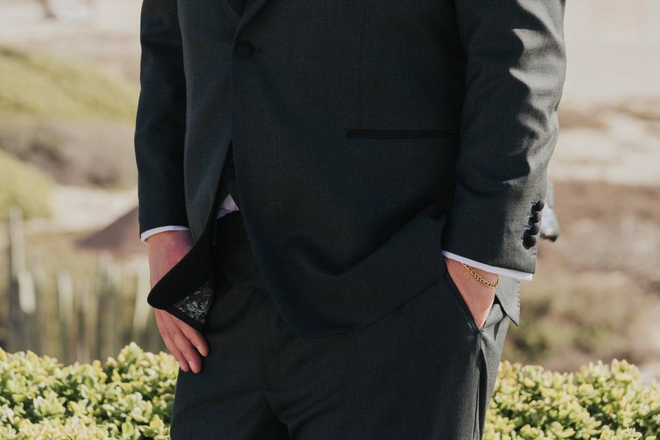 Groom!