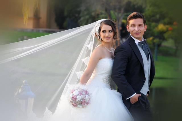 Pareja posando en el jardín
