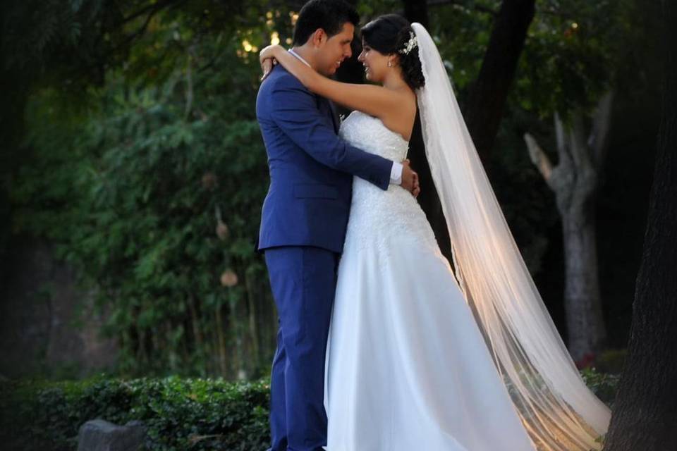 Novios abrazados en el jardín