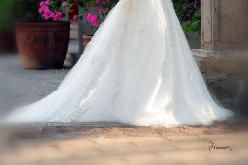 Novia recargada sobre una columna