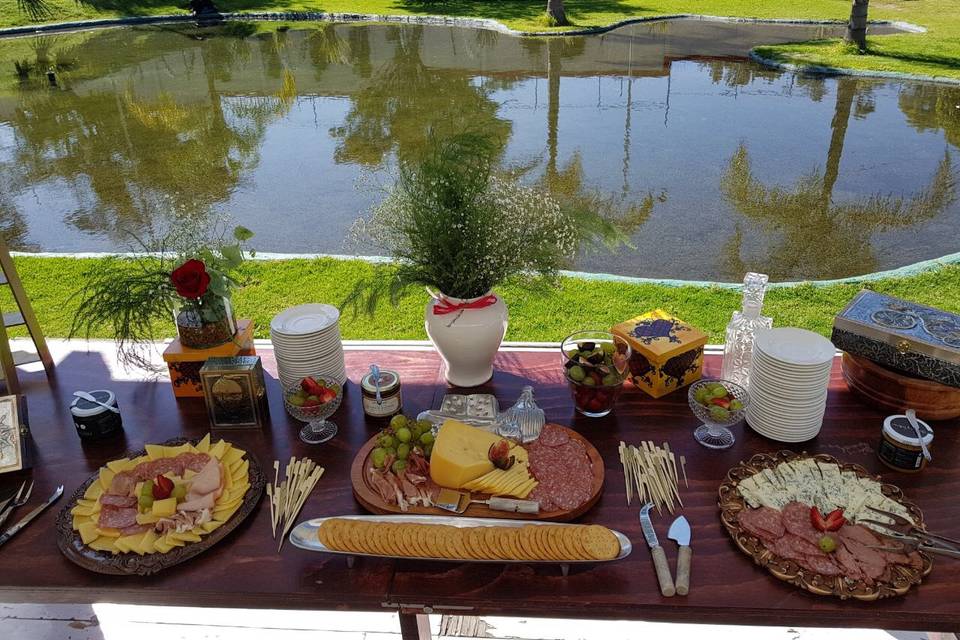 Mesa de quesos y carnes frías