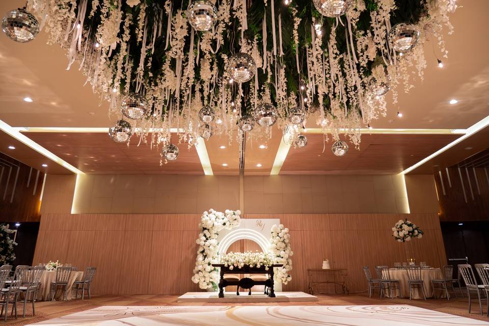 Imponente mesa para novios