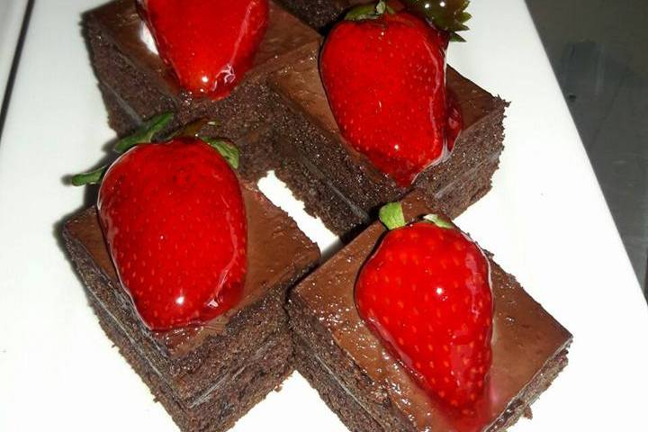 Postre de chocolate y fresas