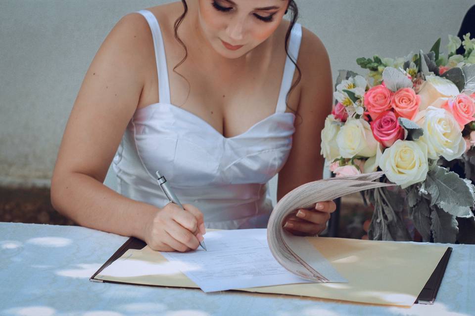 Firmando en ceremonia civil