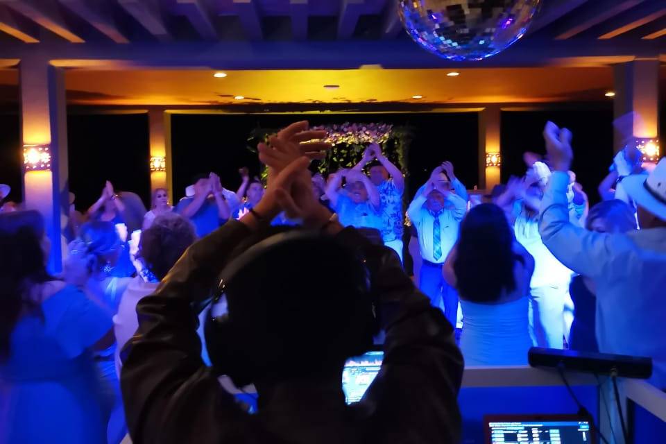 DJ conectando con el público