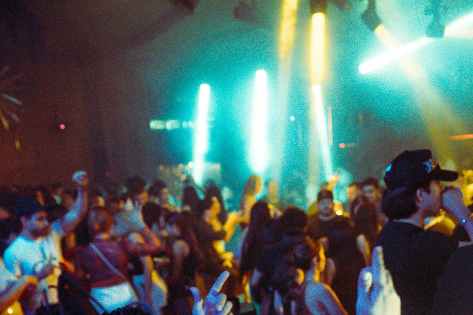 DJ con la mano alzada