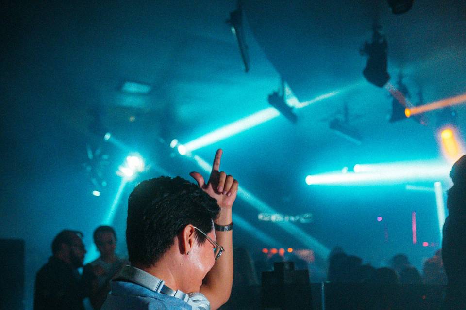 DJ tocando en evento