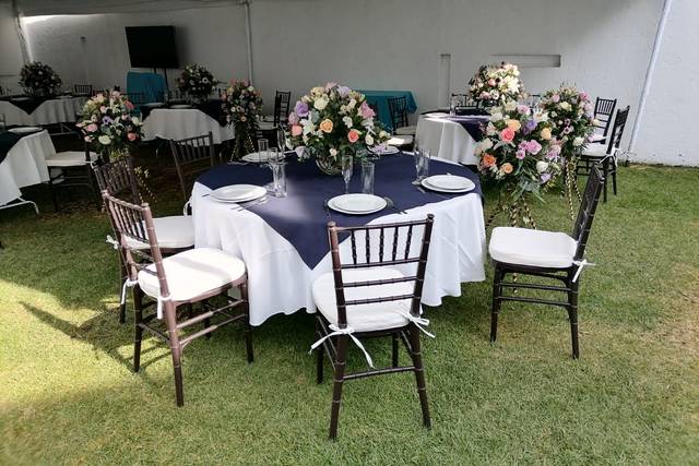 Mesa redonda en jardín