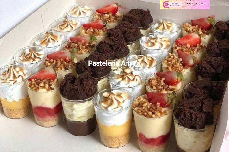 Tiramisú, fresas con crema y p