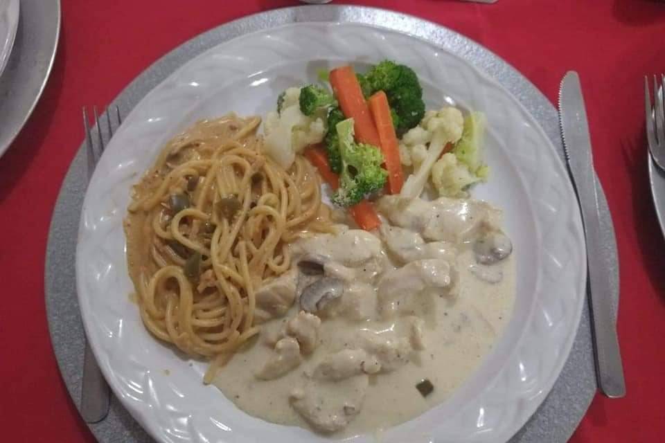 Plato de pasta con guarnición y verduras