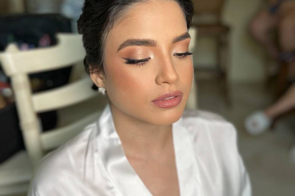 Novia con maquillaje luminoso y peinado recogido