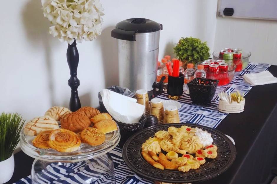 Buffet de pan dulce y bebidas