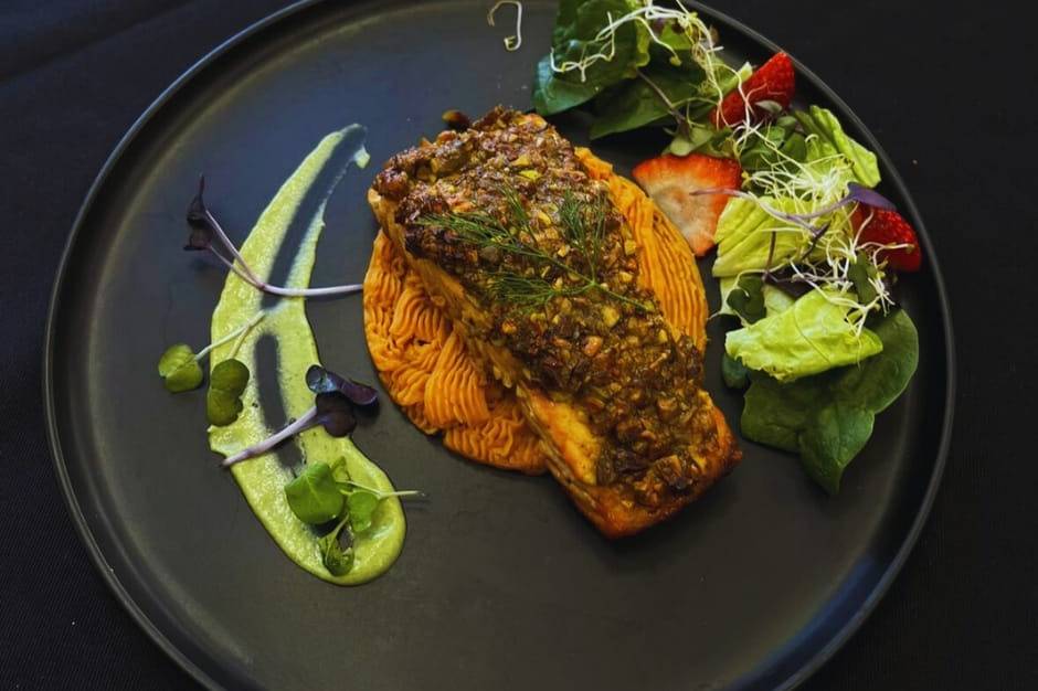 Platillo de salmón con guarnición
