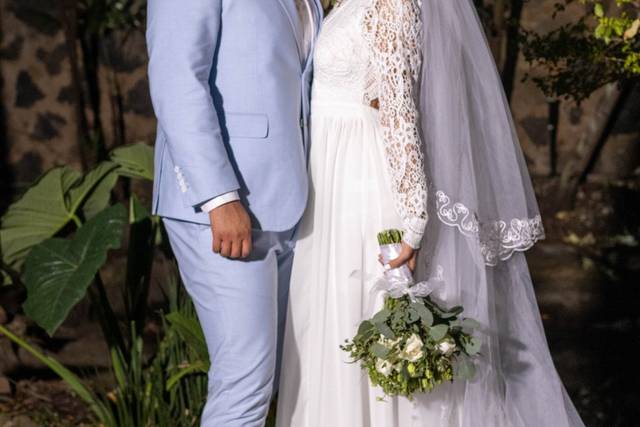 Novio dándole un beso en la frente a su novia