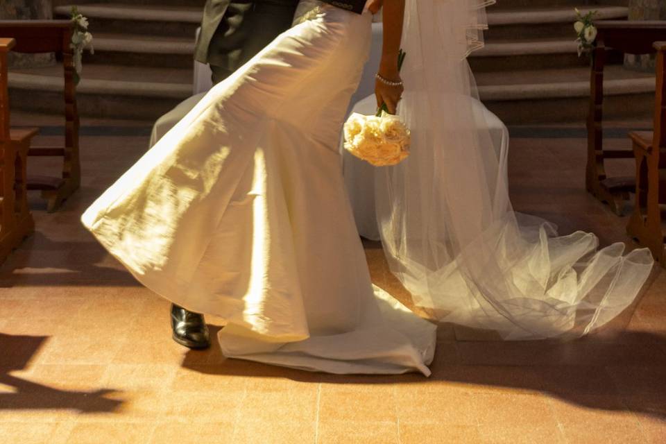 Pareja besándose en la iglesia