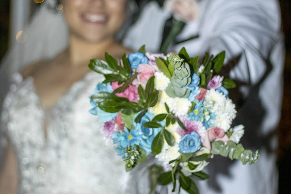 Novios con ramo de bodas
