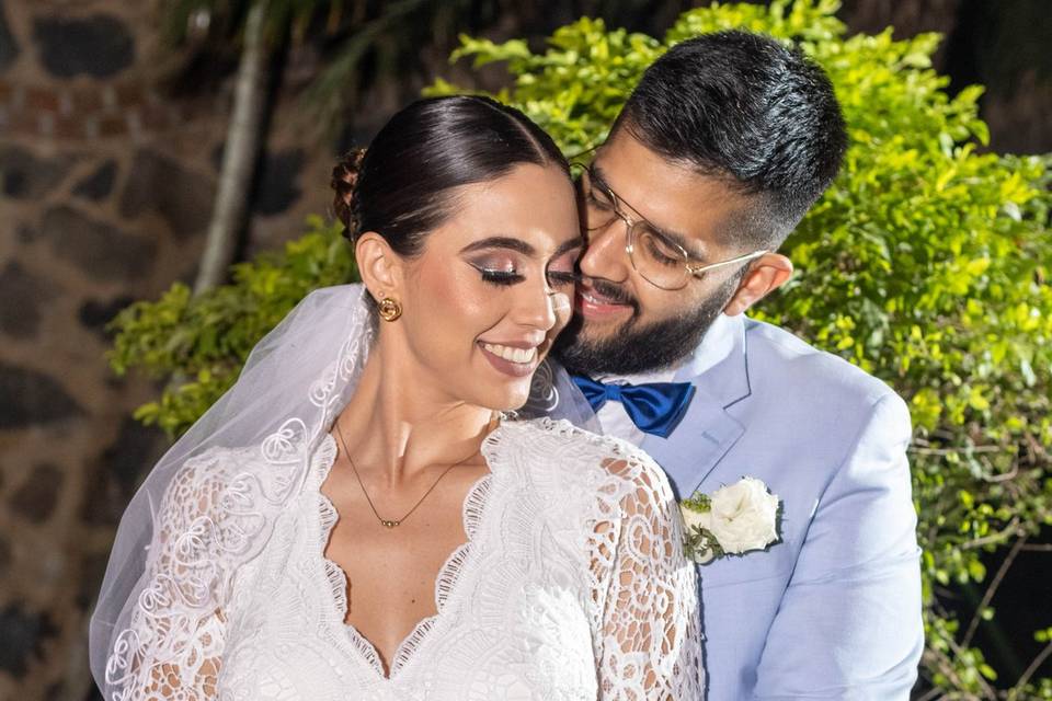 Novios abrazados