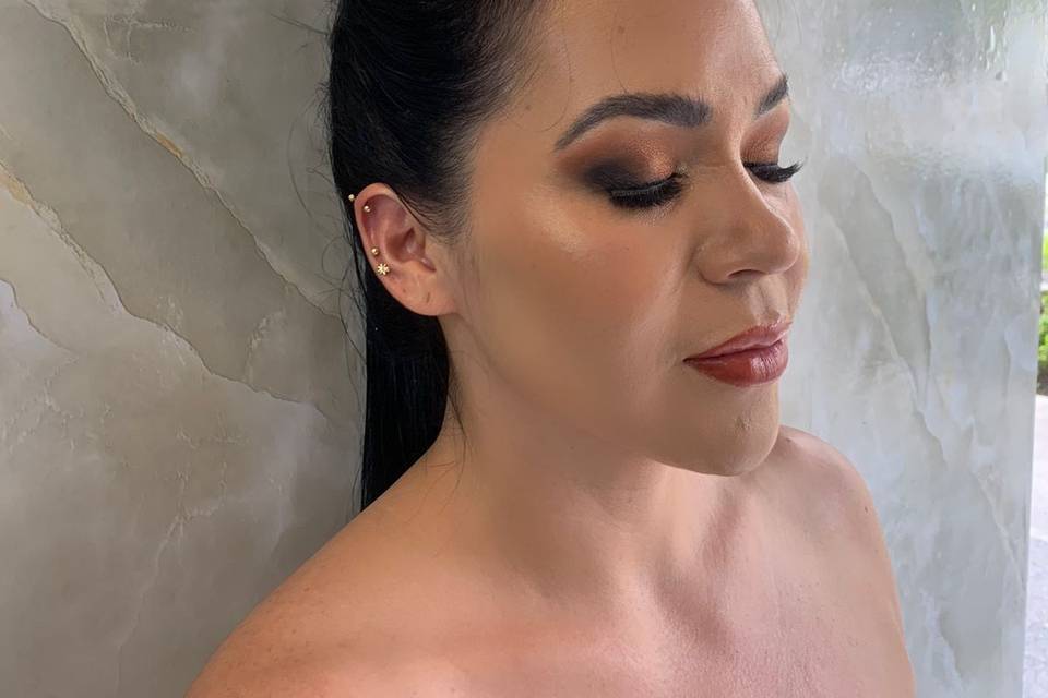 Mujer con make up glowy