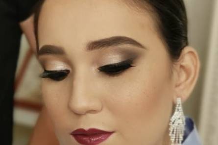 Maquillaje nupcial de labios rojos