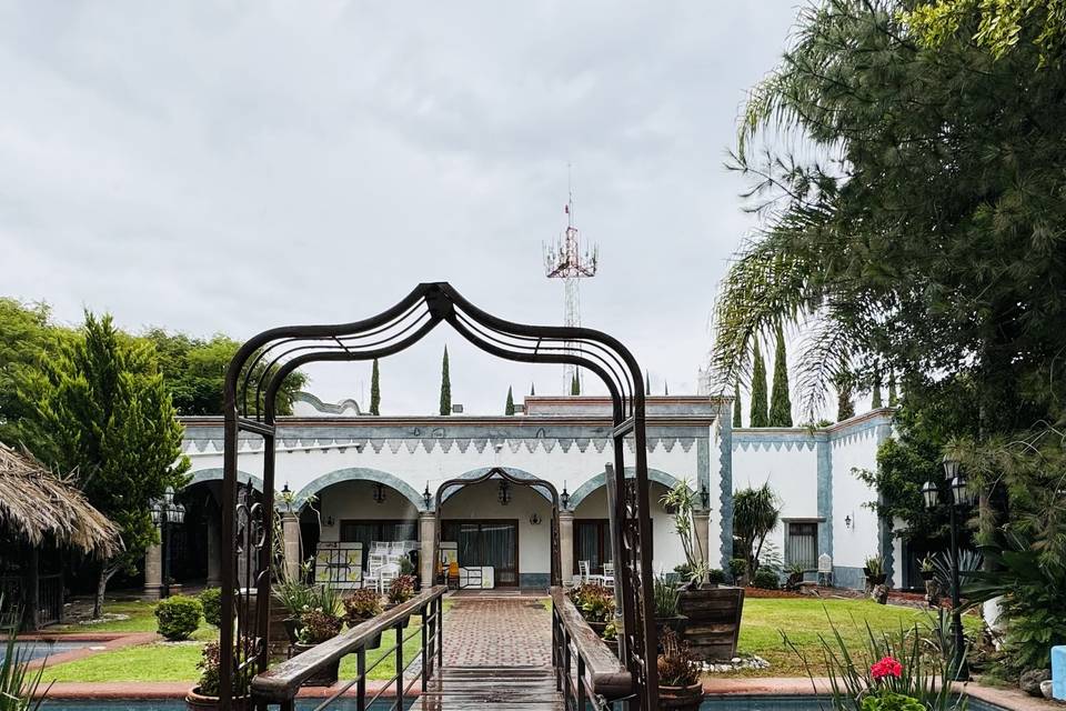 Alberca con terraza