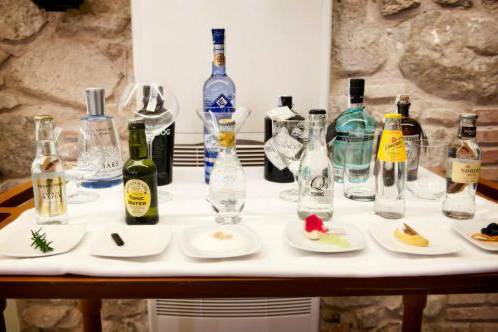 Mesa de gin and tonic