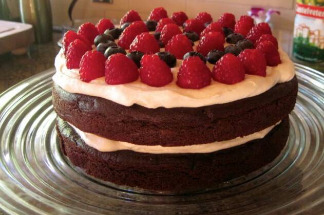 Pastel de chocolate y frutos r