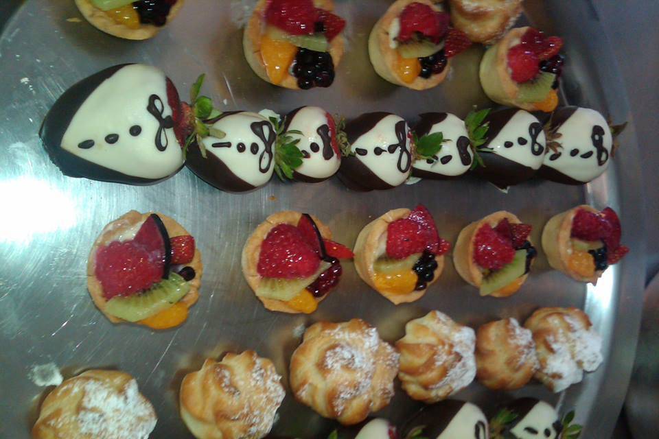 Profiteroles, tartas y fresas