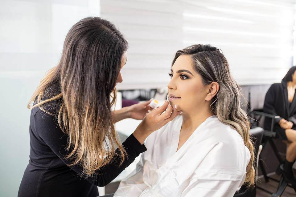 Pintando los labios de la novia