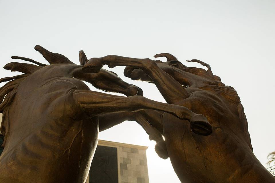 Pelea de caballos escultura