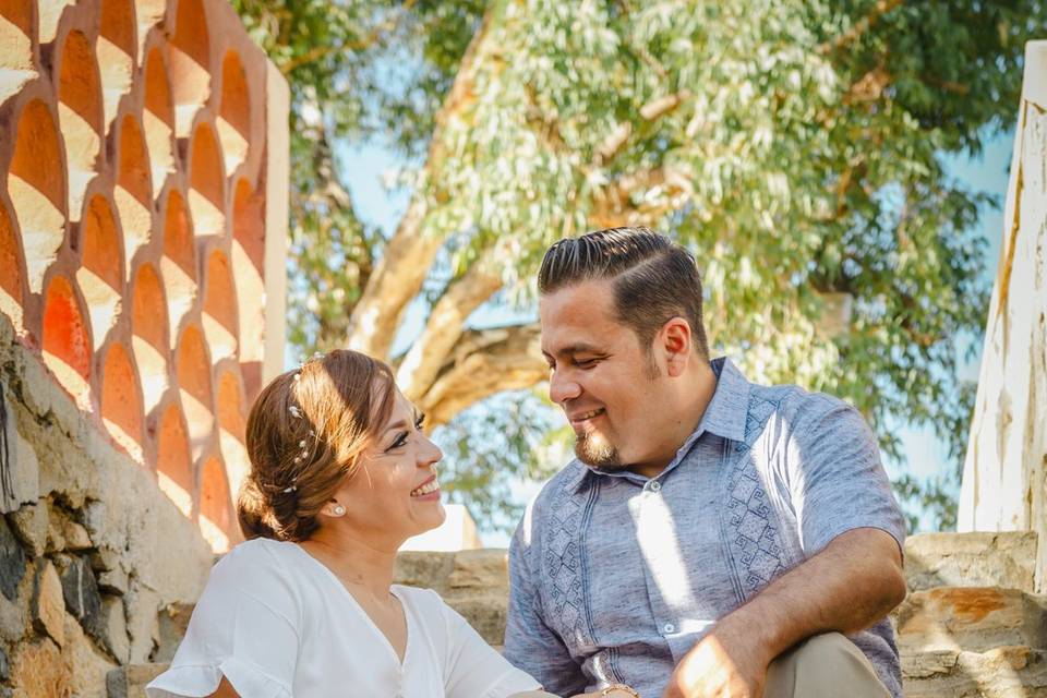 Pareja viéndose a los ojos