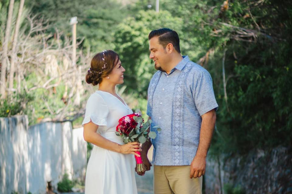 Pareja en medio del camino