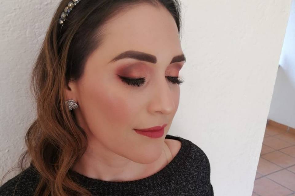 Maquillaje social y peinado