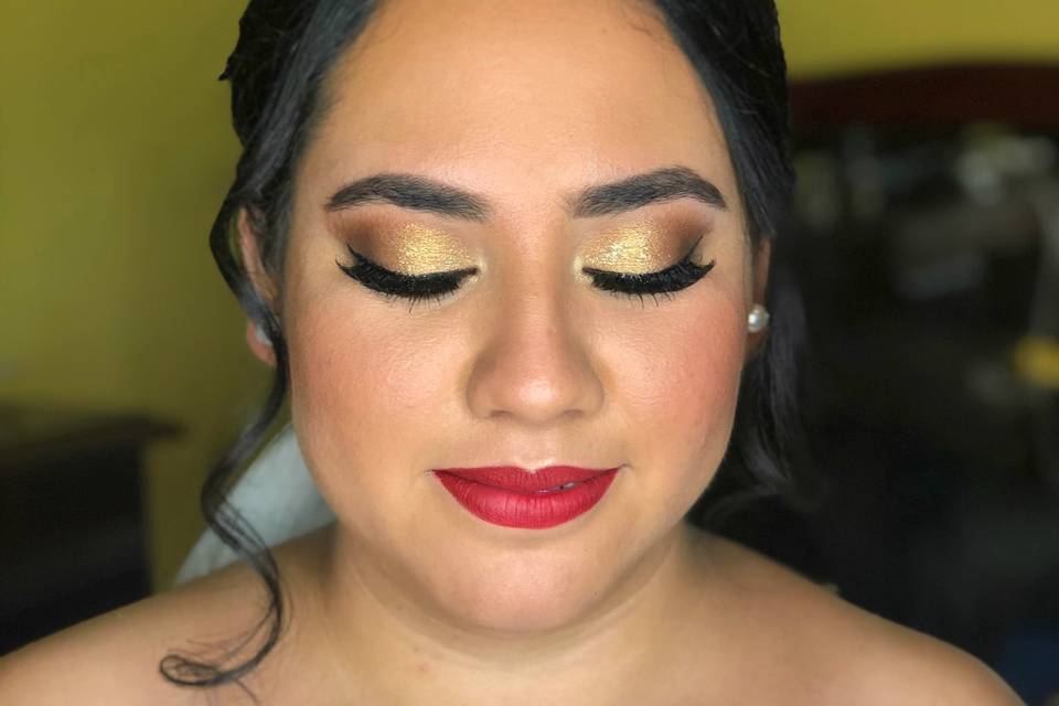 Maquillaje en tonos dorados