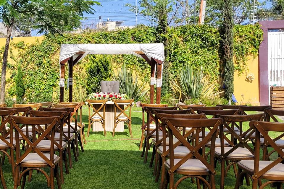 Jardín con sillas y mesa de novios