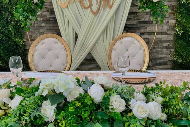 Mesa de novios con iniciales