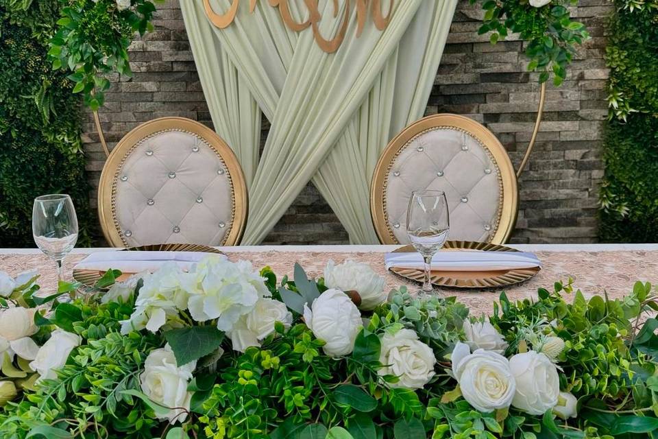 Mesa de novios con iniciales