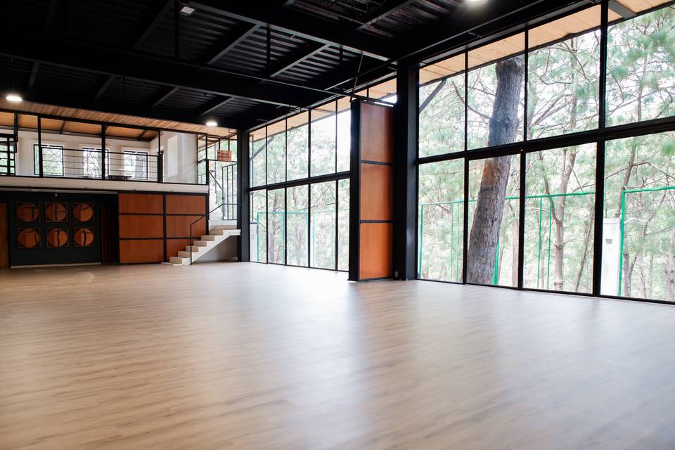 Salón con suelo de madera