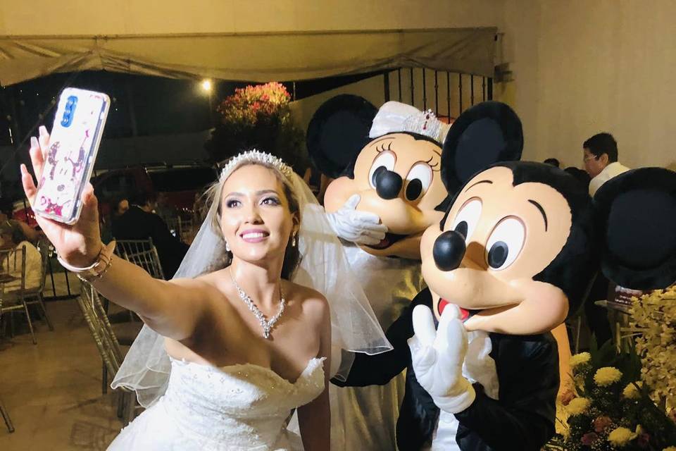 Bride selfie con los personajes