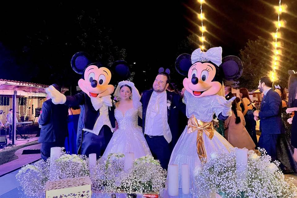 Minnie y Mickey posando con los novios