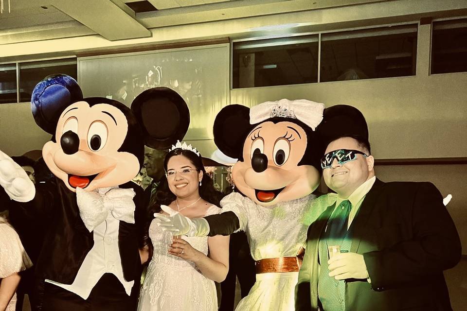 Mickey y Minnie con los novios